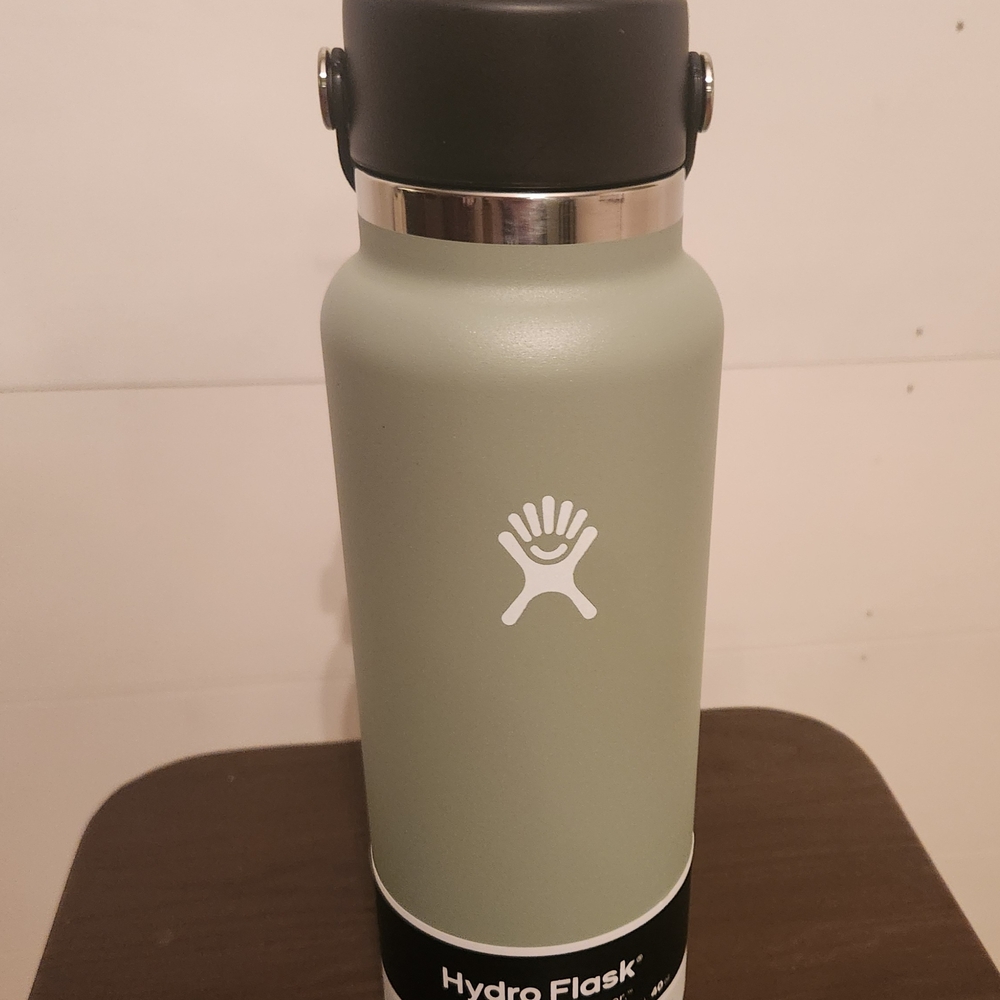 Hydro Flask Sage Green Bottle with Black Lid 40 Oz Flex Straw Cap Wide Mouth